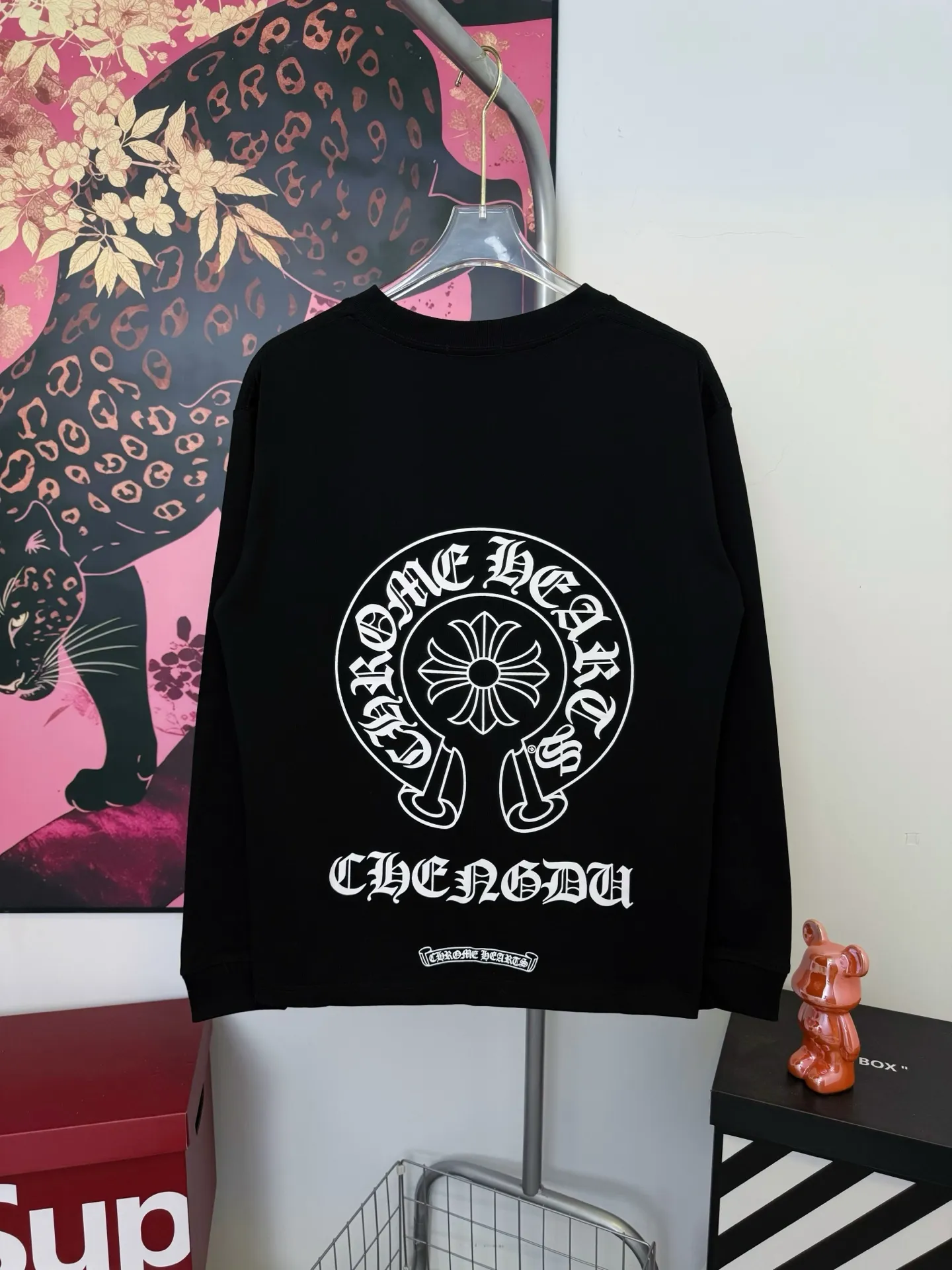 P190 ChromeHearts Miami limited-edition horseshoe long-sleeve, the same style as ChromeHearts counters. Made of 280g pure cotton fabric, 32 count double yarn. Very textured on the handle. Three-dimensional and atmospheric. Versatile and easy to wear in autumn. Simple and elegant. Adopts os version. The upper body effect is great. Suitable for all body types. Soft and comfortable. CH letter offset printing on the front ➕ Horseshoe Sanskrit offset printing on the back. Small markings on the hem. Machine washable. Does not fade or deform. Complete accessories. Original mold opening. Perfectly restored zp 2:1, same style for men and women, versatile and easy to match, size s m l xl color black